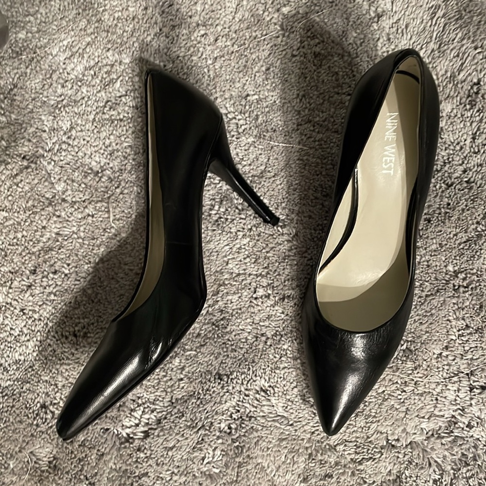 Nine West black leather heels, EUC, Size 8.5